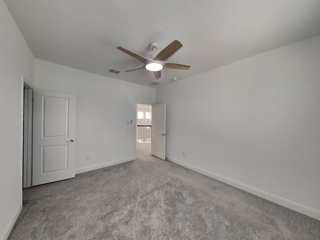 Building Photo - LIVING IN LUXURY! ½ off the first full month’s rent with move-in on or before 11/30/2025.