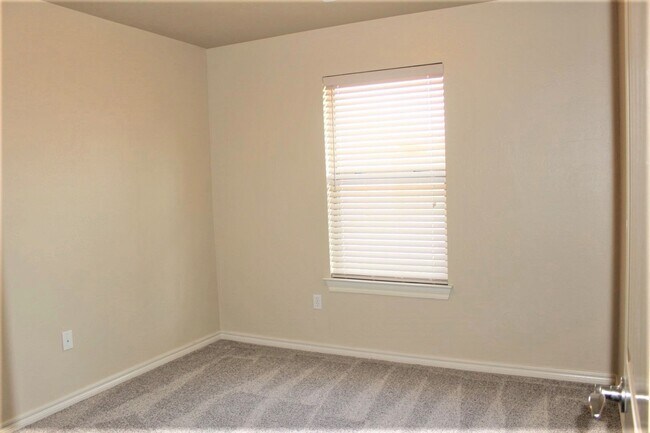 Building Photo - Gorgeous 4 Bed 2 Bath in Gated Community