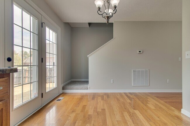 Building Photo - 4910 Court Dr