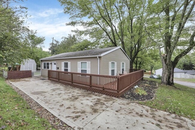 Building Photo - 455 Lakeview Dr