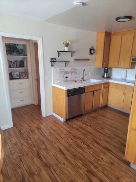 Building Photo - 1047 Coldwell Ave