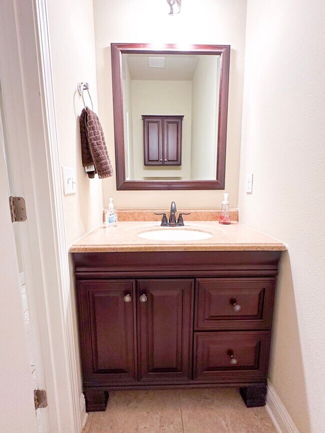 Building Photo - Well maintained 4 bedroom home with 2 car garage