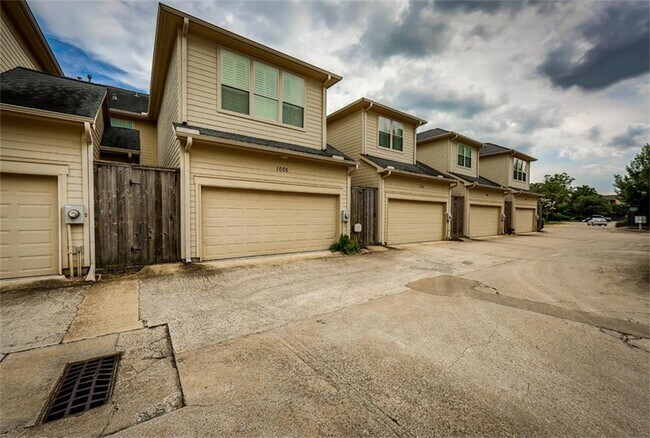 Building Photo - 1005 Memorial Village Dr
