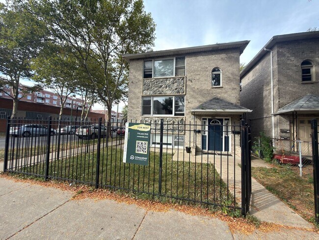 Building Photo - 6524 W Diversey Ave