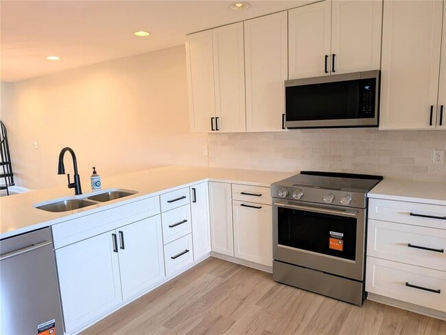 Building Photo - 3850 Mariners Walk
