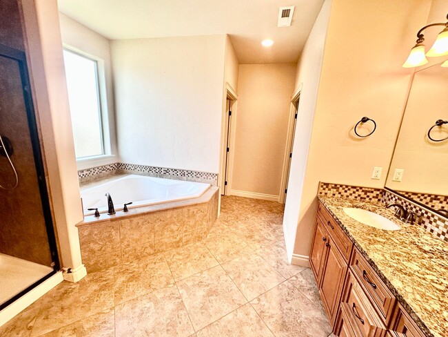 Building Photo - Spacious 4 Bedroom Home in Quiet Cul-de-Sa...