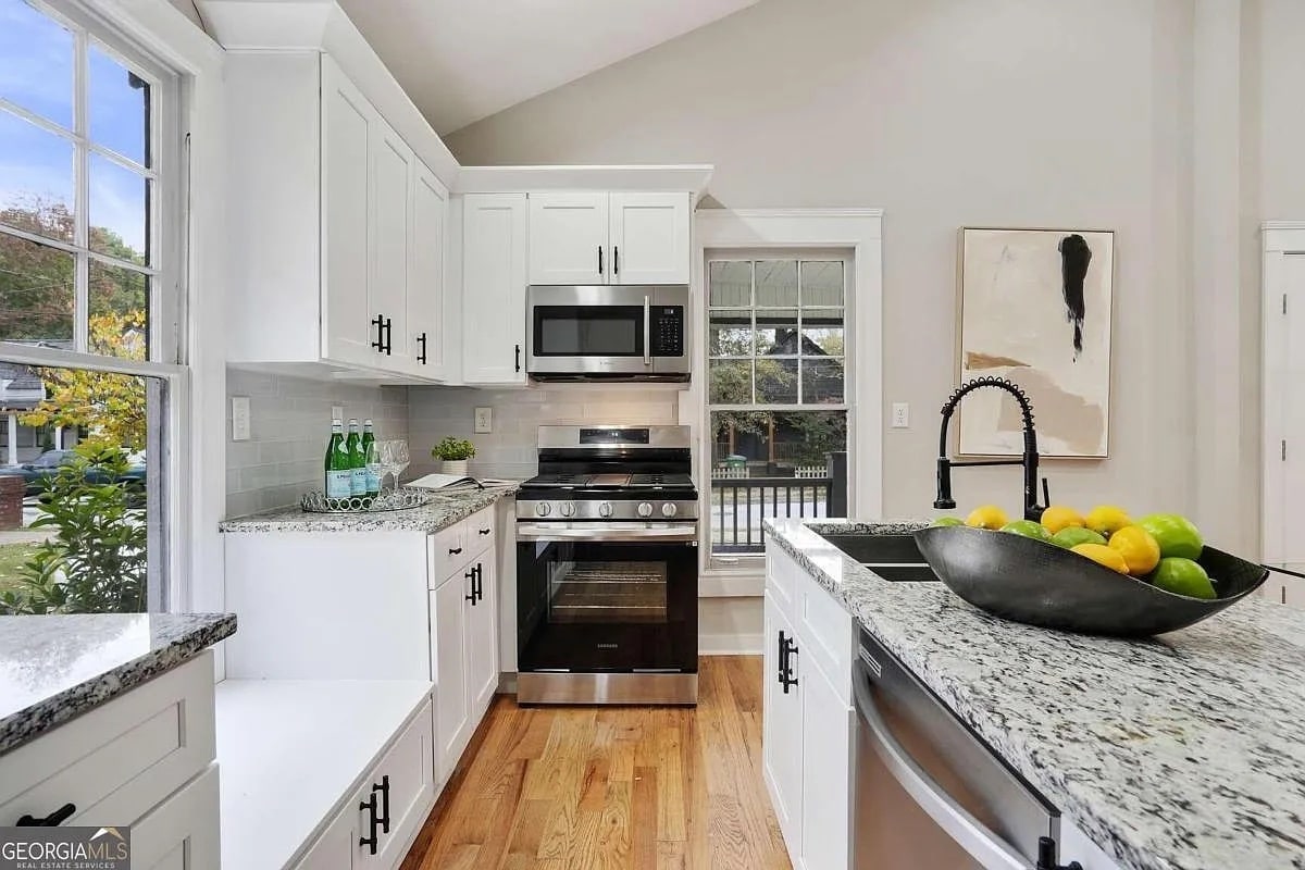 Building Photo - 733 Bonnie Brae Ave SW