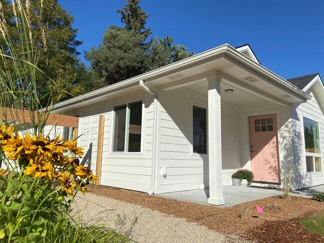 Primary Photo - 4 bed 2 bath 1008 Sq Ft, Modern Single Fam...