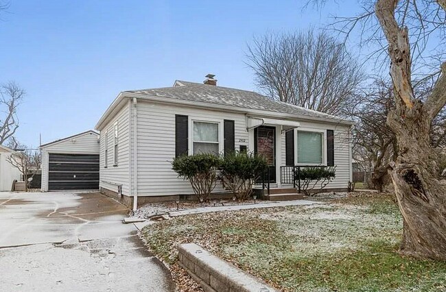 Building Photo - Terrific two bedroom home in Rock Island!