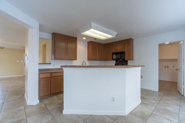 Building Photo - Spacious 4-Bedroom Home in Prime Round Roc...