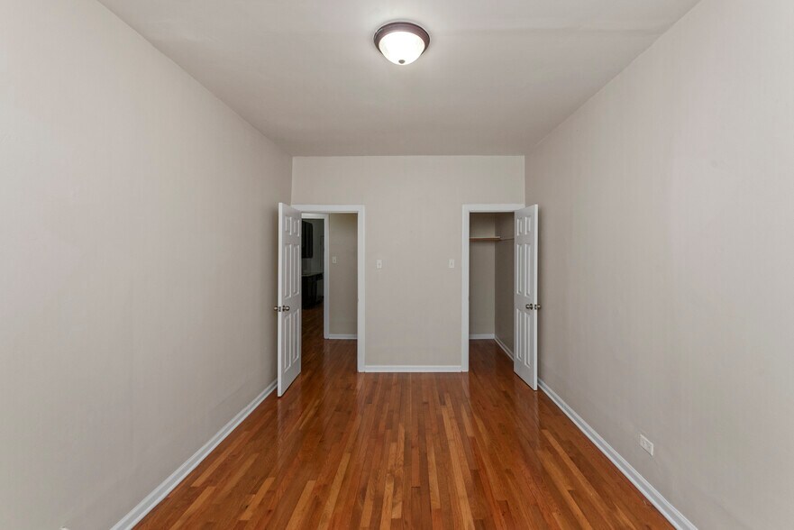 Building Photo - 3753 W Sunnyside Ave