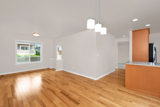 Building Photo - Light and Bright Cheery Beacon Hill Home