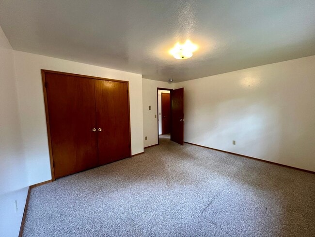 Building Photo - West Olympia Tri-Level Home