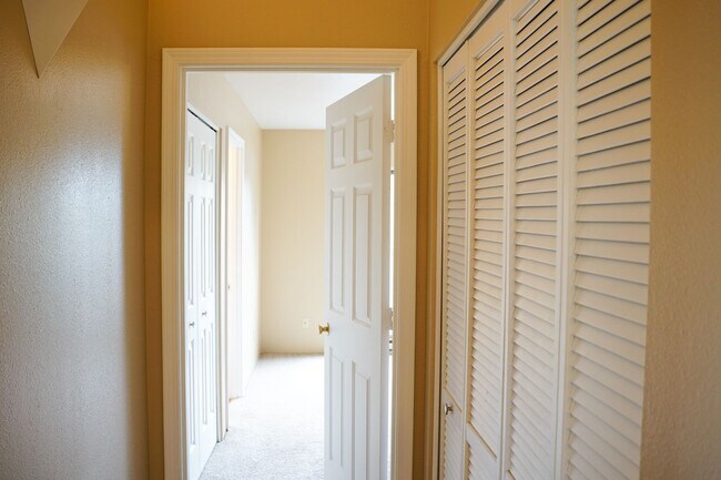 Building Photo - Top Floor 2 Bed 2 Bath with Vaulted Ceilings, Balcony & FREE RENT!