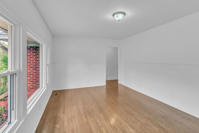 Building Photo - Renovated 4 Bed/ 2 Bath plus office in Mad...