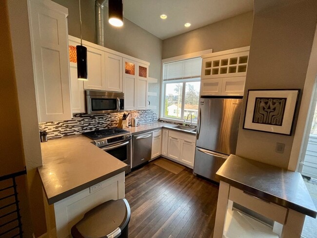 Building Photo - Modern 2 Bedroom, 2.5 Bathroom Bi-Level Du...