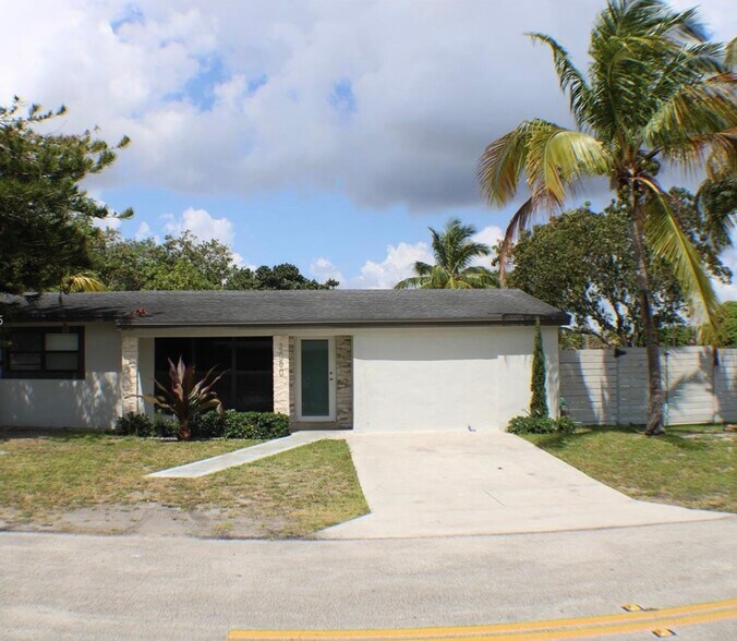 Primary Photo - 2050 N 57th Ter