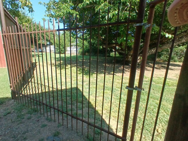 Building Photo - HOLIDAY SPECIAL-One Month FREE with 12 Mon...