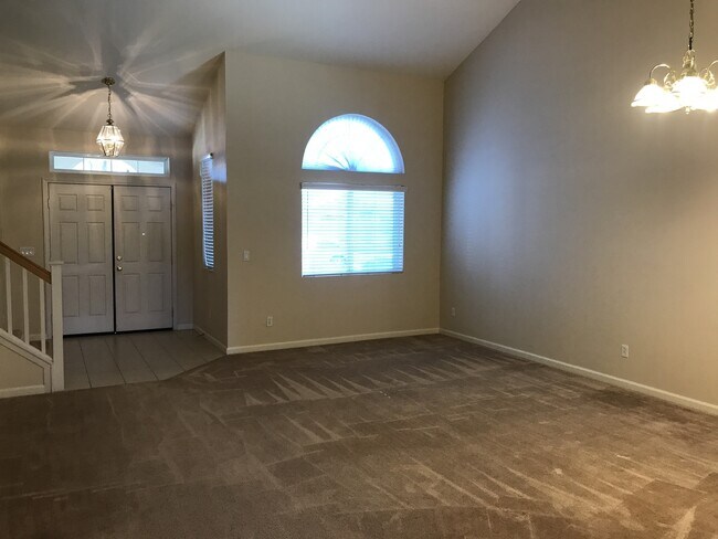 Building Photo - Beautiful 4 Bedroom, 2.5 Bath Master BR downstairs Tracy Home