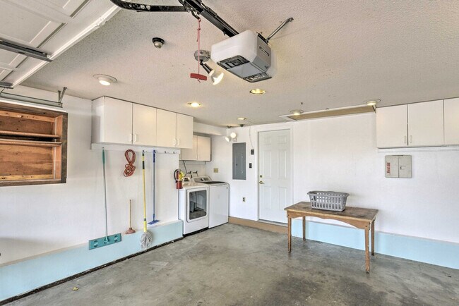 Building Photo - 2606 Bayview Dr