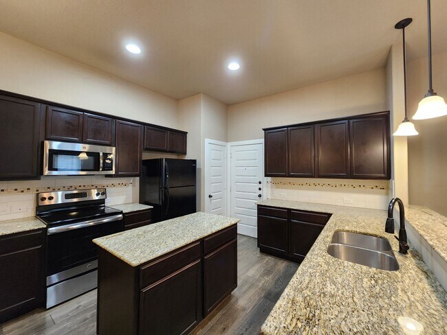 Building Photo - 3/2/2  Located between New Braunfels & Seguin / Fridge Included /  Fenced Backyard / CISD