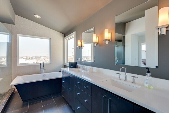 Building Photo - 4 Bedroom/3.5 Bath home overlooking the ci...