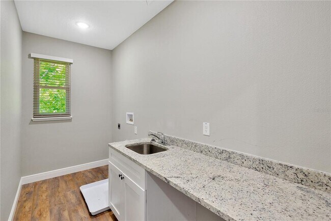 Building Photo - 1604 Rowland Dr