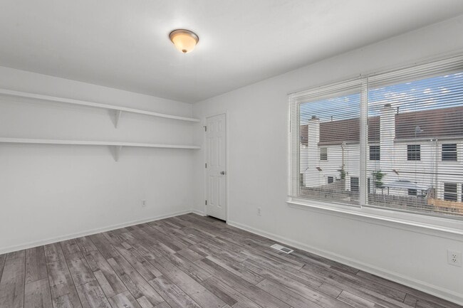 Building Photo - 1365 Longlac Rd