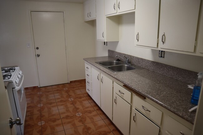 Building Photo - Apple Valley, 3 Bedroom, 2 Bathrooms, 1/2 acre property, Fully fenced