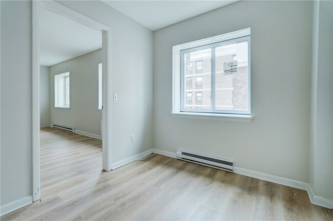 Building Photo - 400 Main St