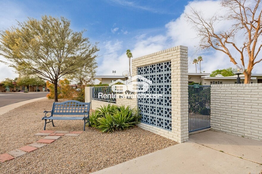 Building Photo - 13211 N Cedar Dr