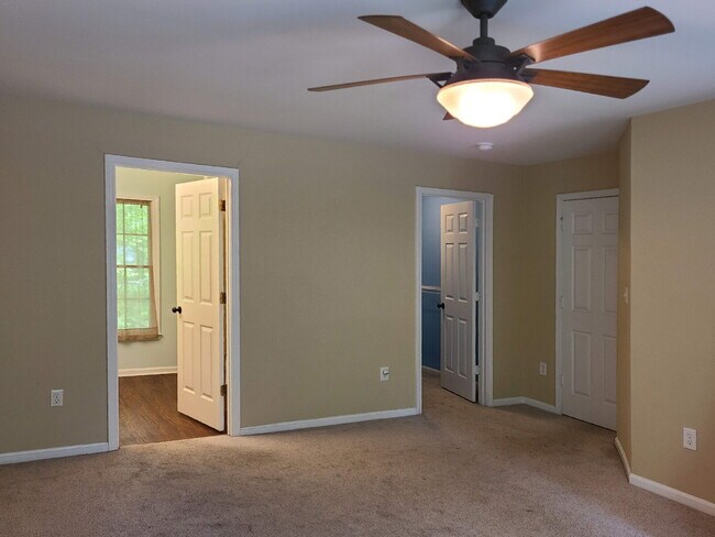 Building Photo - 105 Oakwood Dr