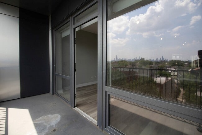 Building Photo - 1554 N Talman Ave