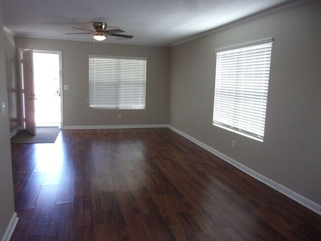 Building Photo - 2 Bedroom 2 Bath Duplex near Cherry Park