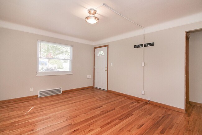 Building Photo - 3 bedroom Spacious Cape Cod!