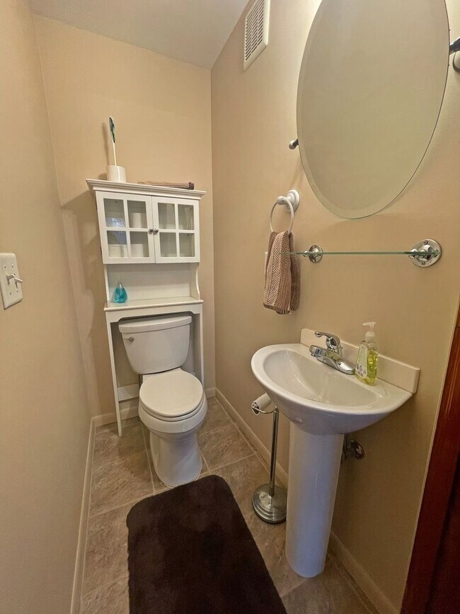 Building Photo - Three Bedroom House on Main St! | Parking, Laundry, and Central Air