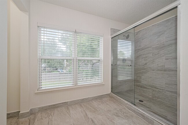 Building Photo - 3131 Double Lake Dr
