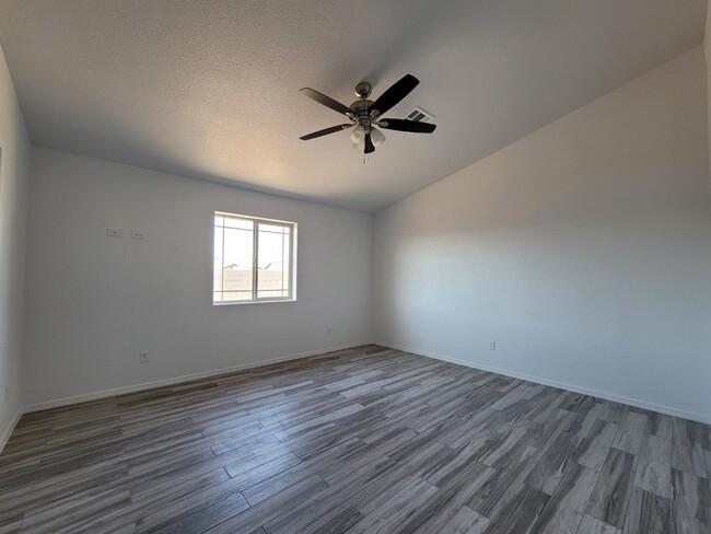 Building Photo - 8670 E 40th Ln