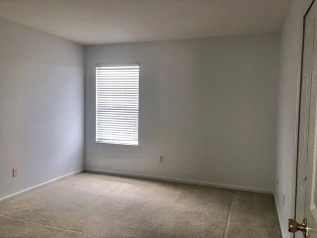 Building Photo - Remodeled Kitchen!! Wonderful Avalon Park-...