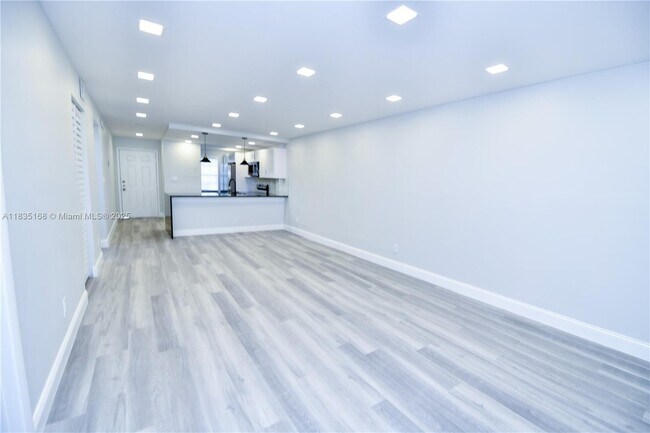 Building Photo - 905 Southridge Rd