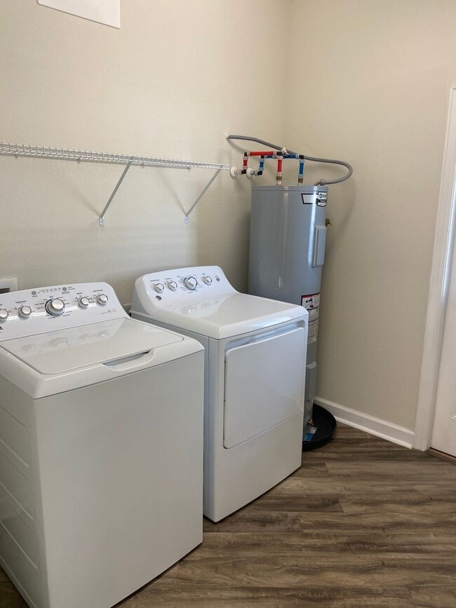 Building Photo - STOREY PARK - 3BR/2.5BA TOWNHOME WITH 2 CAR GARAGE