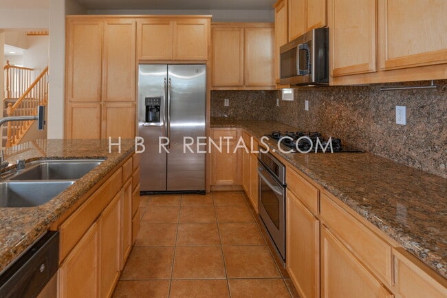 Building Photo - Comfort, Convenience & Space — Tracy Living at Its Best