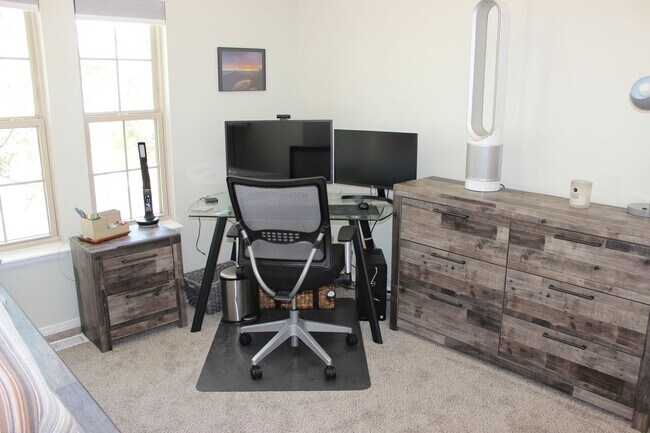 Building Photo - FURNISHED Two Bedroom Two Bath Condo on th...