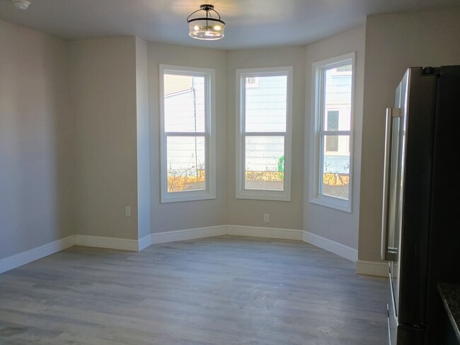 Open kitchen and dining area - 429 Loder St