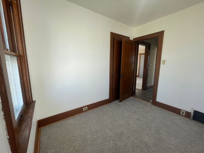 Building Photo - 2 Bedroom 1 Bathroom