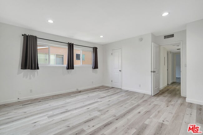 Building Photo - 10823 Camarillo St