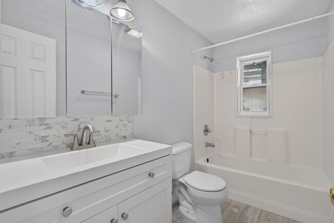 Building Photo - Cute 3/2 home in Orange Park