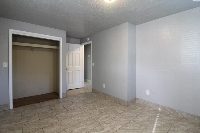 Building Photo - 3 Bed/1 Bath House in East Kennewick