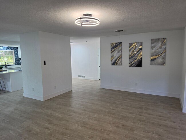 Building Photo - FOR RENT!!! SIMPLY STUNNING AND SPACIUS 3 BED 2 BATH SINGLE FAMILY HOME..
