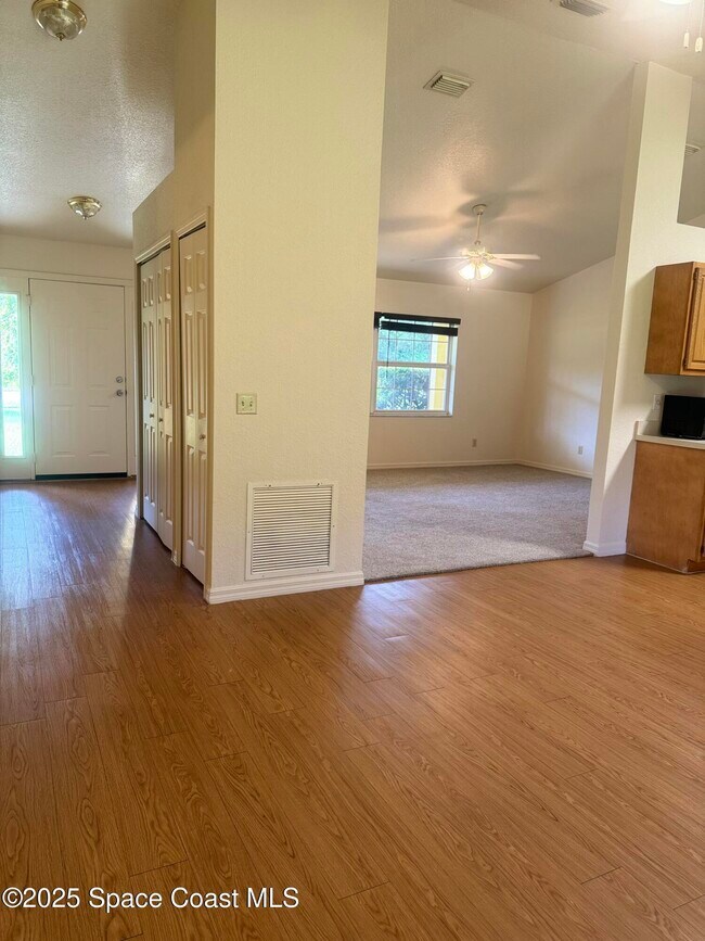 Building Photo - 5527 Wendy Lee Dr